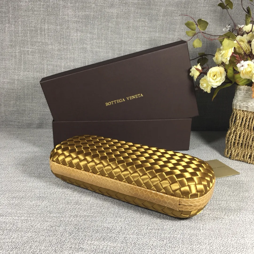 8651 Large Classic Dinner Bag ~~~Snake leather with ribbon ~~~Dense and slippery, not easy to fluff, can hold iPhones of all sizes! Size: 25cm*9.5cm*4cm